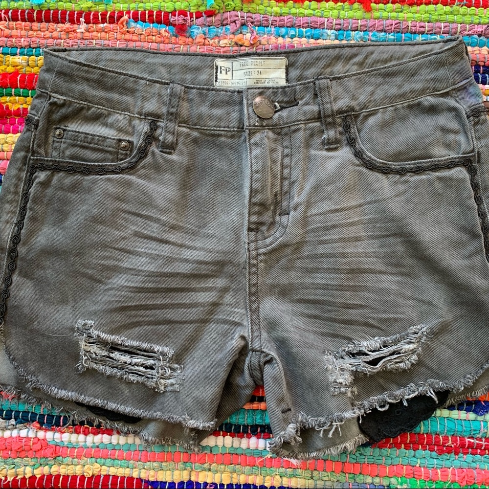 FREE PEOPLE black denim shorts . size 24